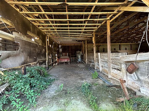 3rd image of 16465 Almont Rd