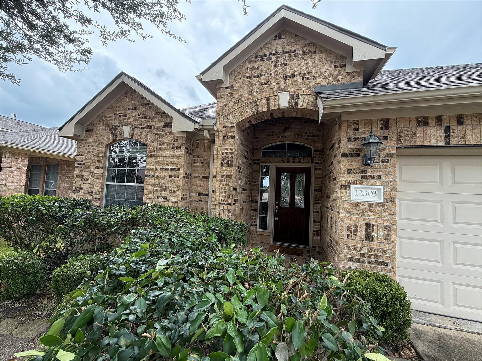 3 bed, 2.0 bath, 1861 sqft, $2,100 — Photo 2