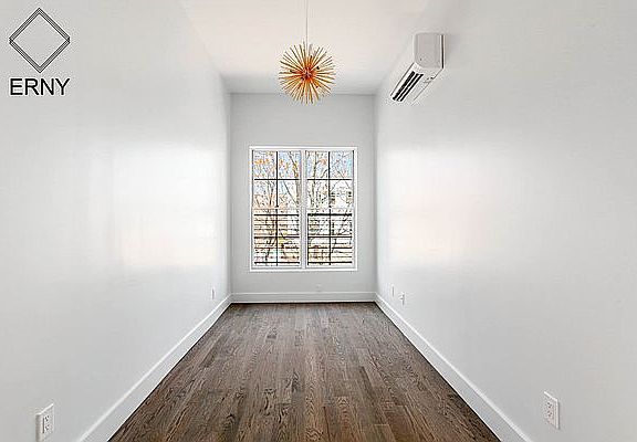 4th image of 99 Varet St #2V