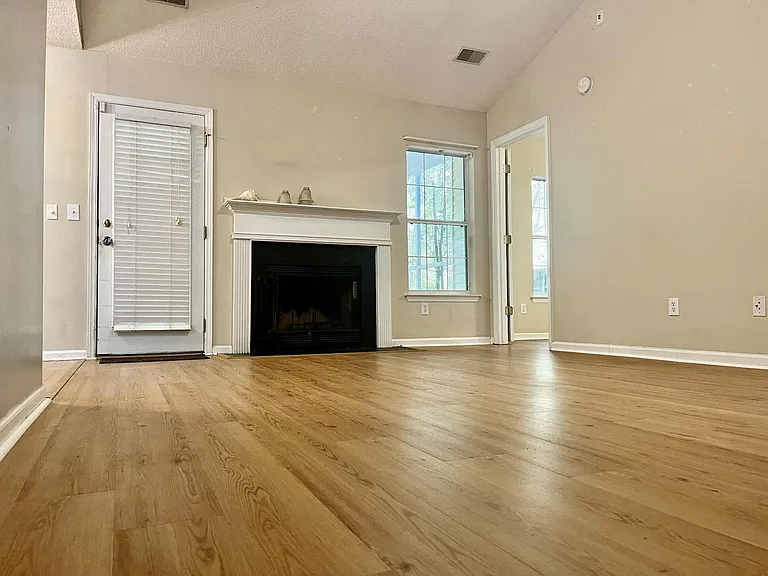 524 Beverly Dr — Photo 2