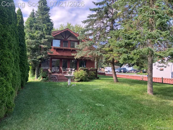 35754 Schmid Dr, New Baltimore, MI 48047