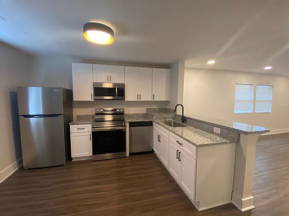 3rd image of 612 41st Ave N #E