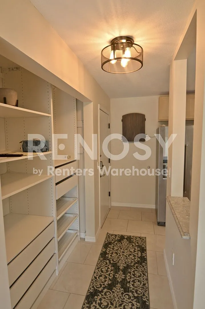 Beautiful 2B/2BA Condo Located in Robbinsdale with Lakeview. — Photo 2