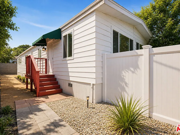 6033 Fallbrook Ave — Photo 22