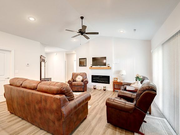5th image of 2516 Rosebud Ln