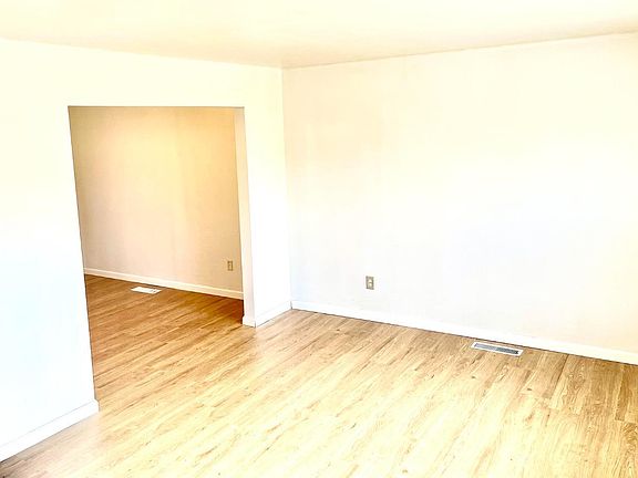 5th image of 10902 Crystalhill Ct
