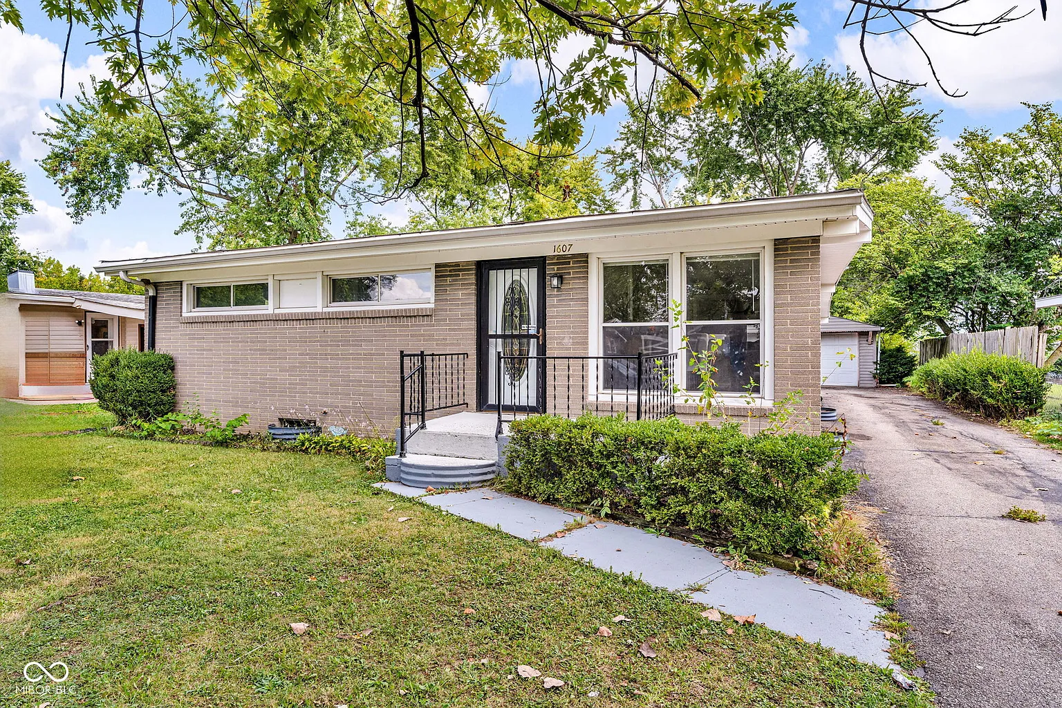 1607 Elmhurst Dr photo 1
