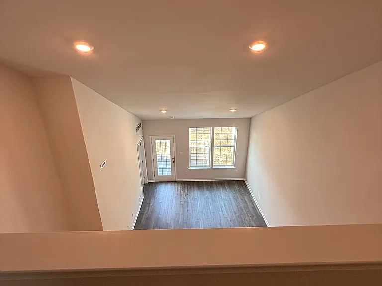 52 Victoria Gardens Sq — Photo 24