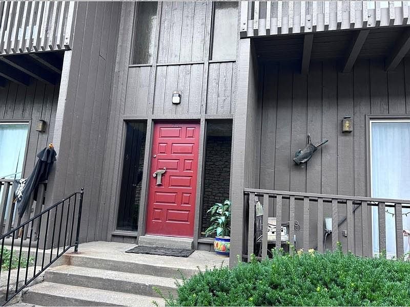 1st image of 423 W 104th St APT C