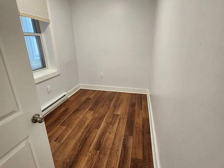 1153 E 4th St #1 — Photo 6