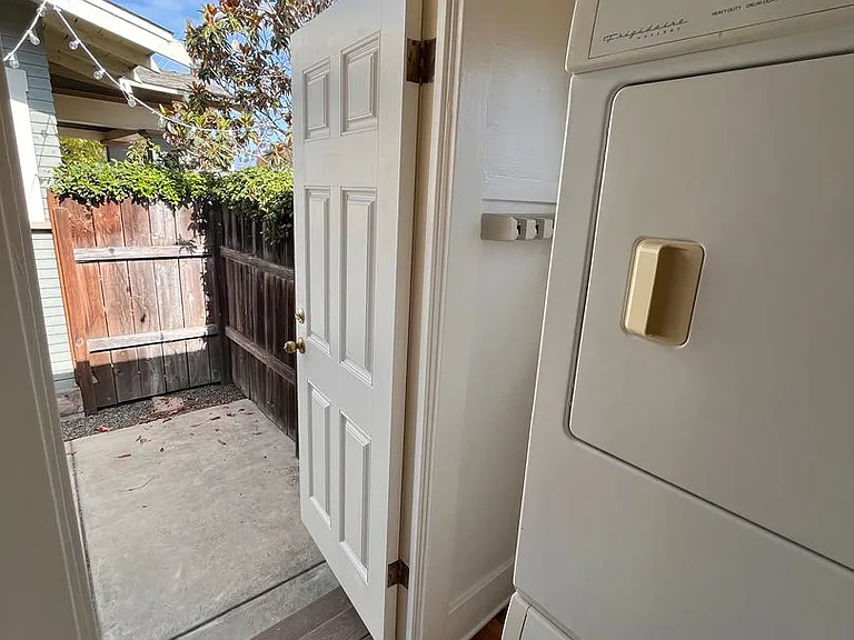 3934-3936 Goldfinch St — Photo 13