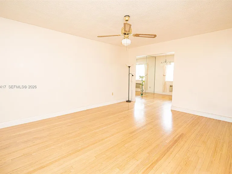 637 SW 11th St #6W — Photo 7