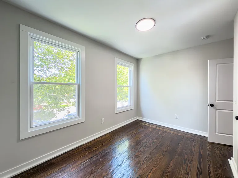 560 Howard Ave — Photo 24