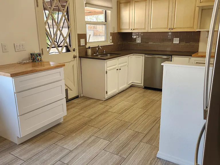 1308 Stanford Dr NE — Photo 2