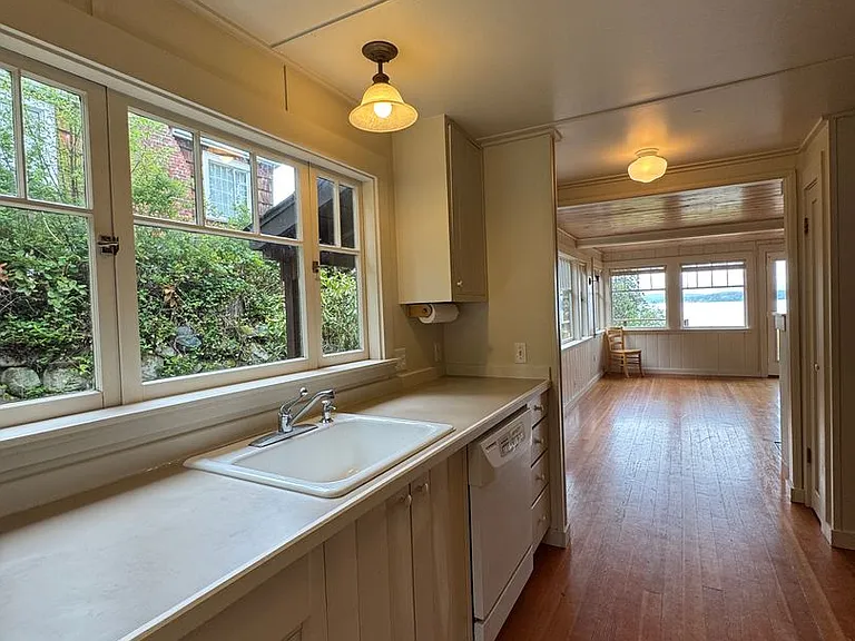 8709 NE Seaview Ave — Photo 12