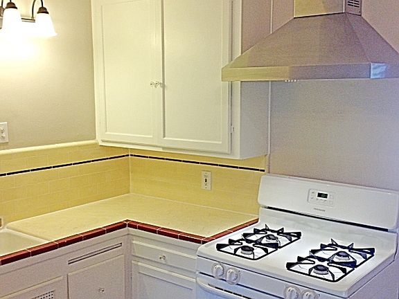5th image of 2626 N Beachwood Dr