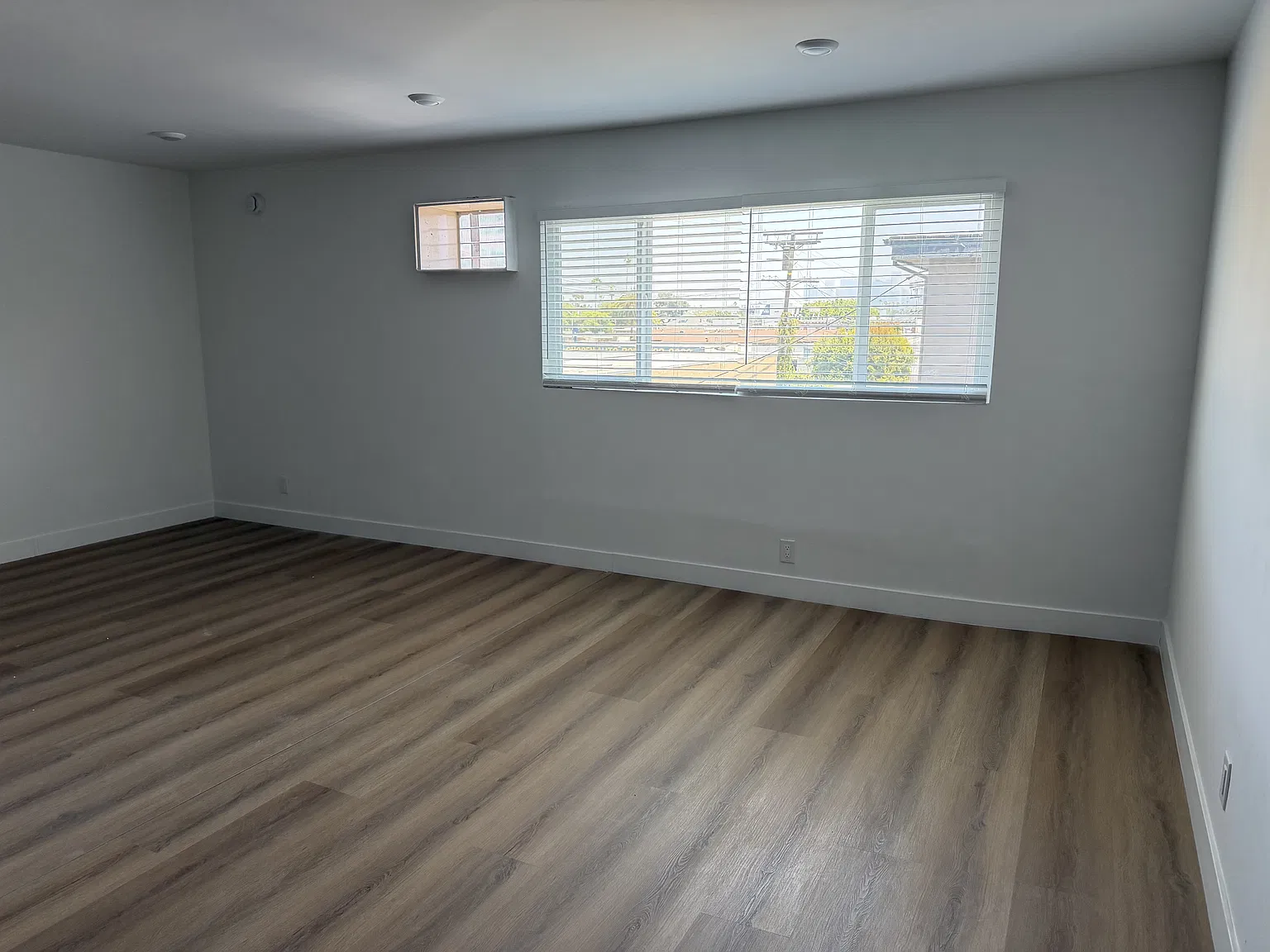 2383 West 20th Street - 305 — Photo 2