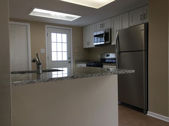 3rd image of 430 Meadow Green Ln