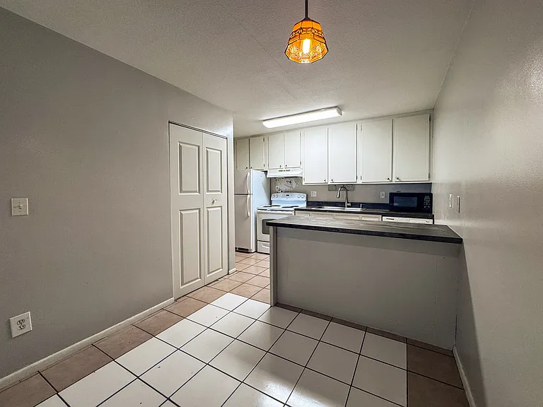 1405 E 40th St #6F — Photo 3