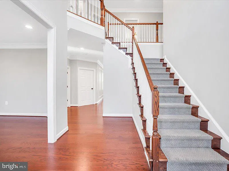 6 bed, 5.5 bath, 4458 sqft, $6,200 — Photo 3