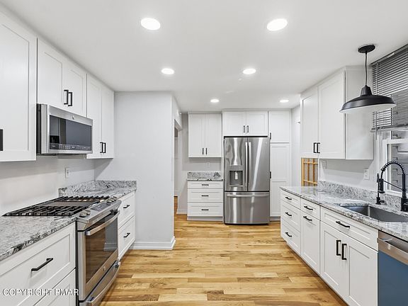 3rd image of 126 W View Cir