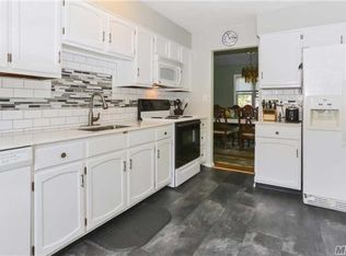 8 Glenwood Ct, Bayport, NY 11705