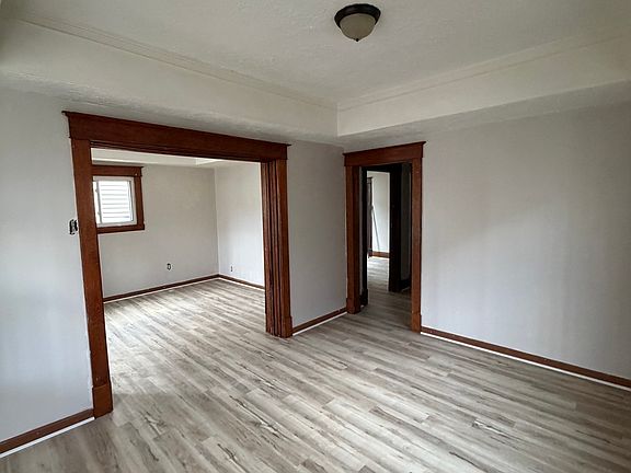 4th image of 2652 Bank St