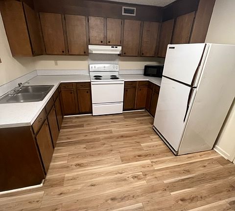 5th image of 102 Dehart Dr #27