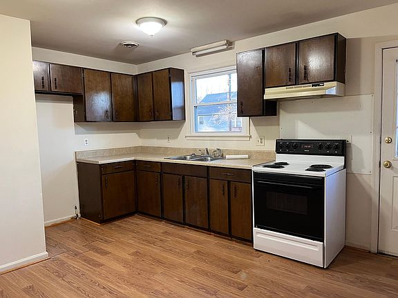 3rd image of 2437 Parkview Ave