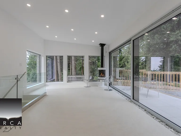 1060 Highland Dr — Photo 2