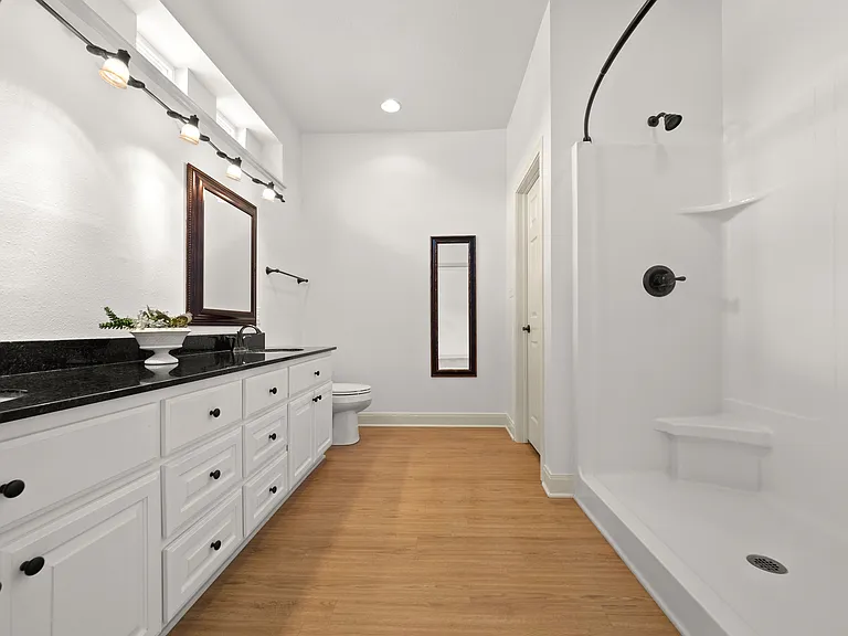 1832 W Hawthorne Rd #1 — Photo 9