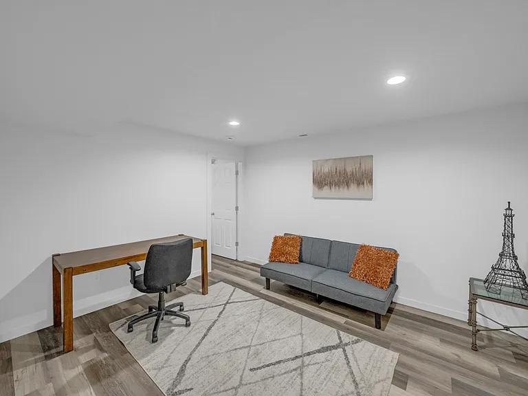 690 SE Booth Ave — Photo 21