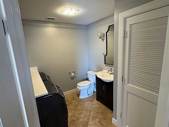 1/2 bath & laundry 
