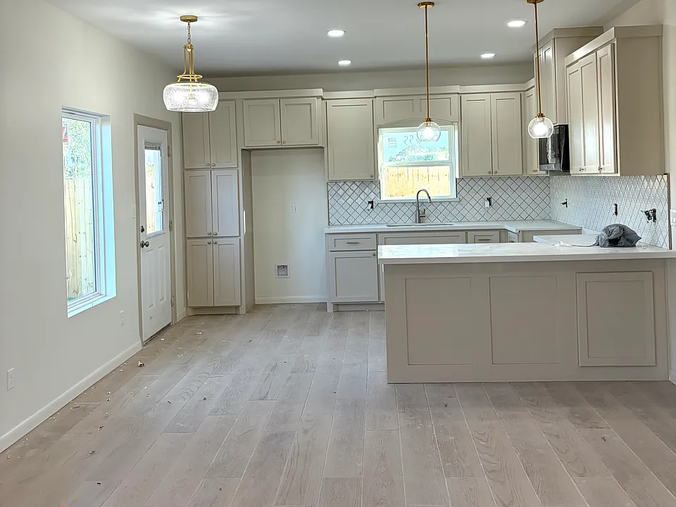 1212 S Bayou Ave #1