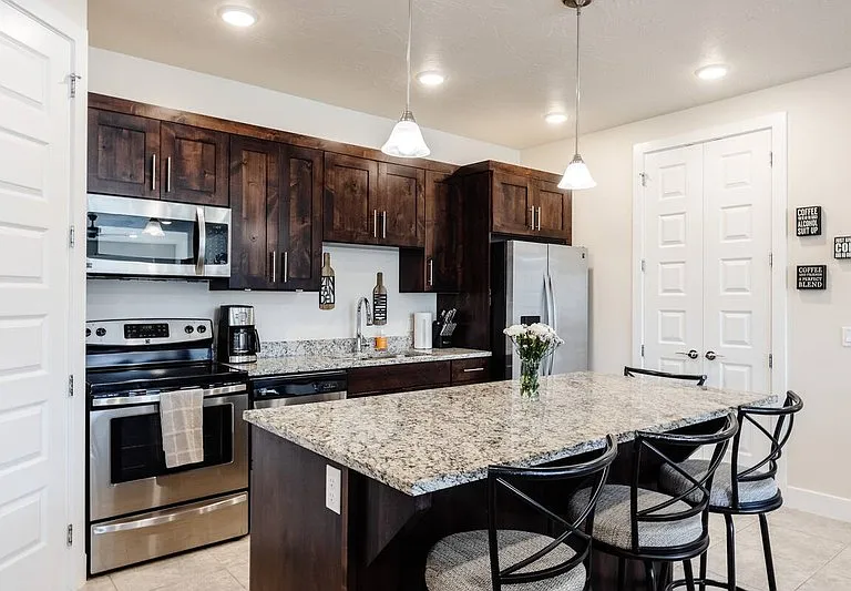 5662 W Clubhouse Dr — Photo 2