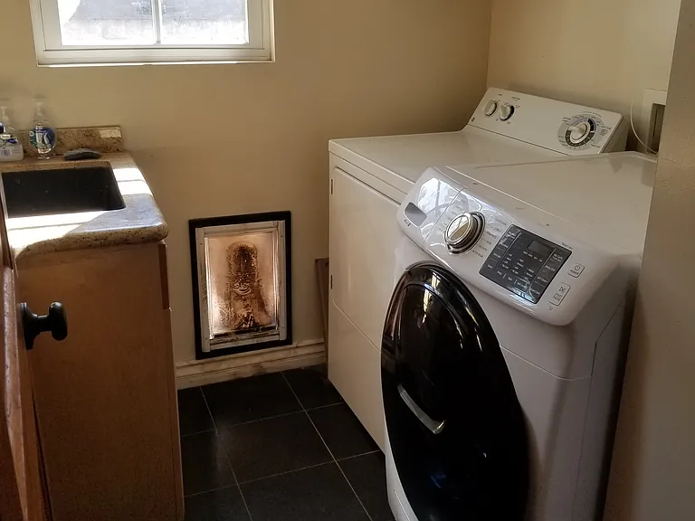 Laundry room (free).