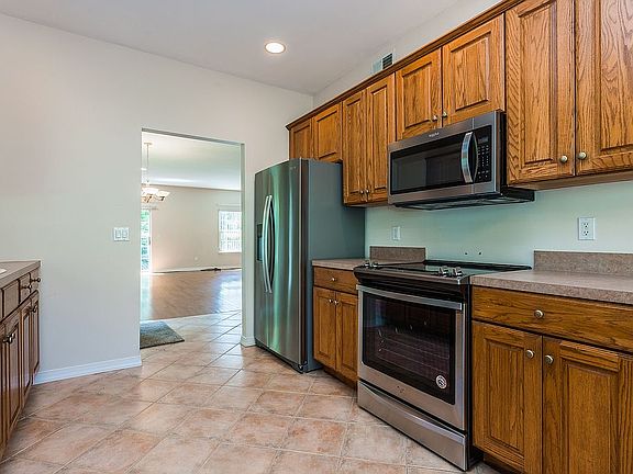 4th image of 29 Chelsea Dr