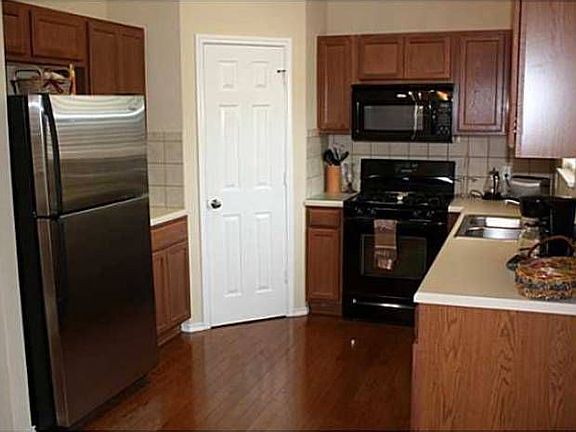 4th image of 1720 McClannahan Dr
