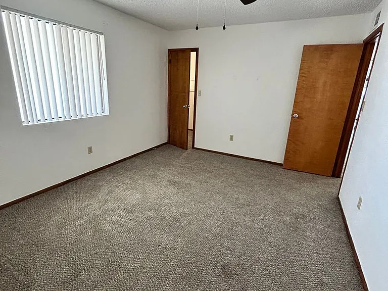 2401 Cosnina Dr — Photo 13