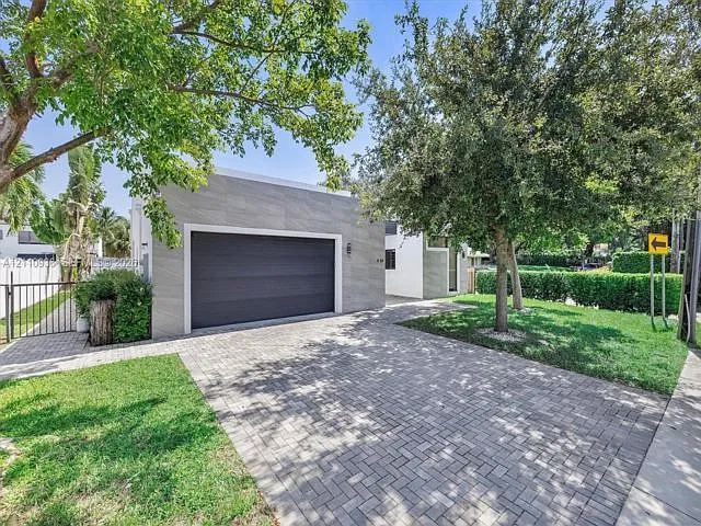 4 bed, 3.0 bath, $15,000 — Photo 1