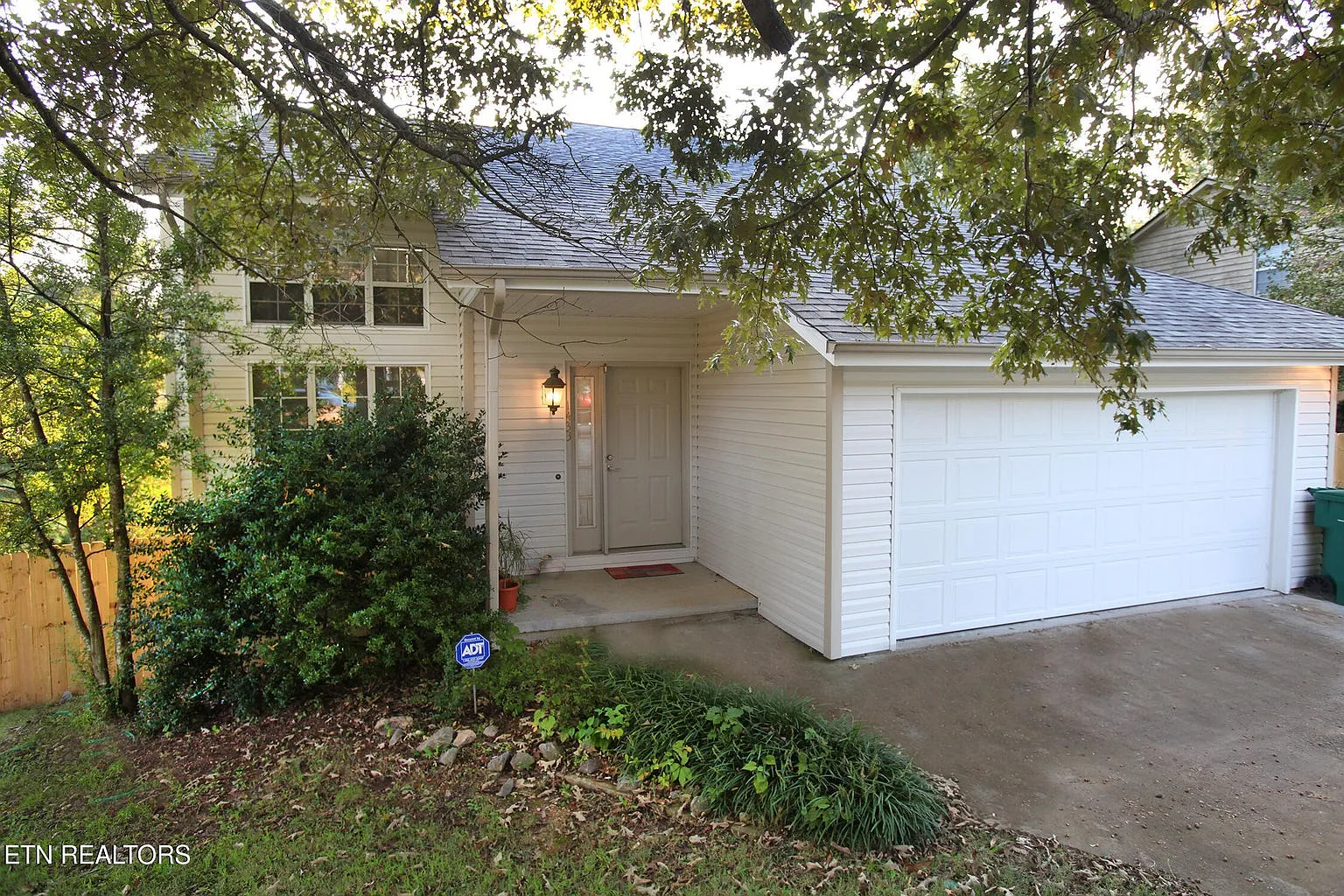 3 bed, 1600 sqft, $2,400 — Photo 1