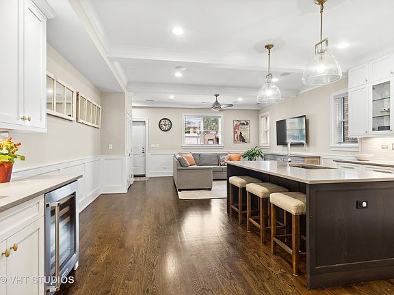 4th image of 3729 N Wilton Ave APT 3S
