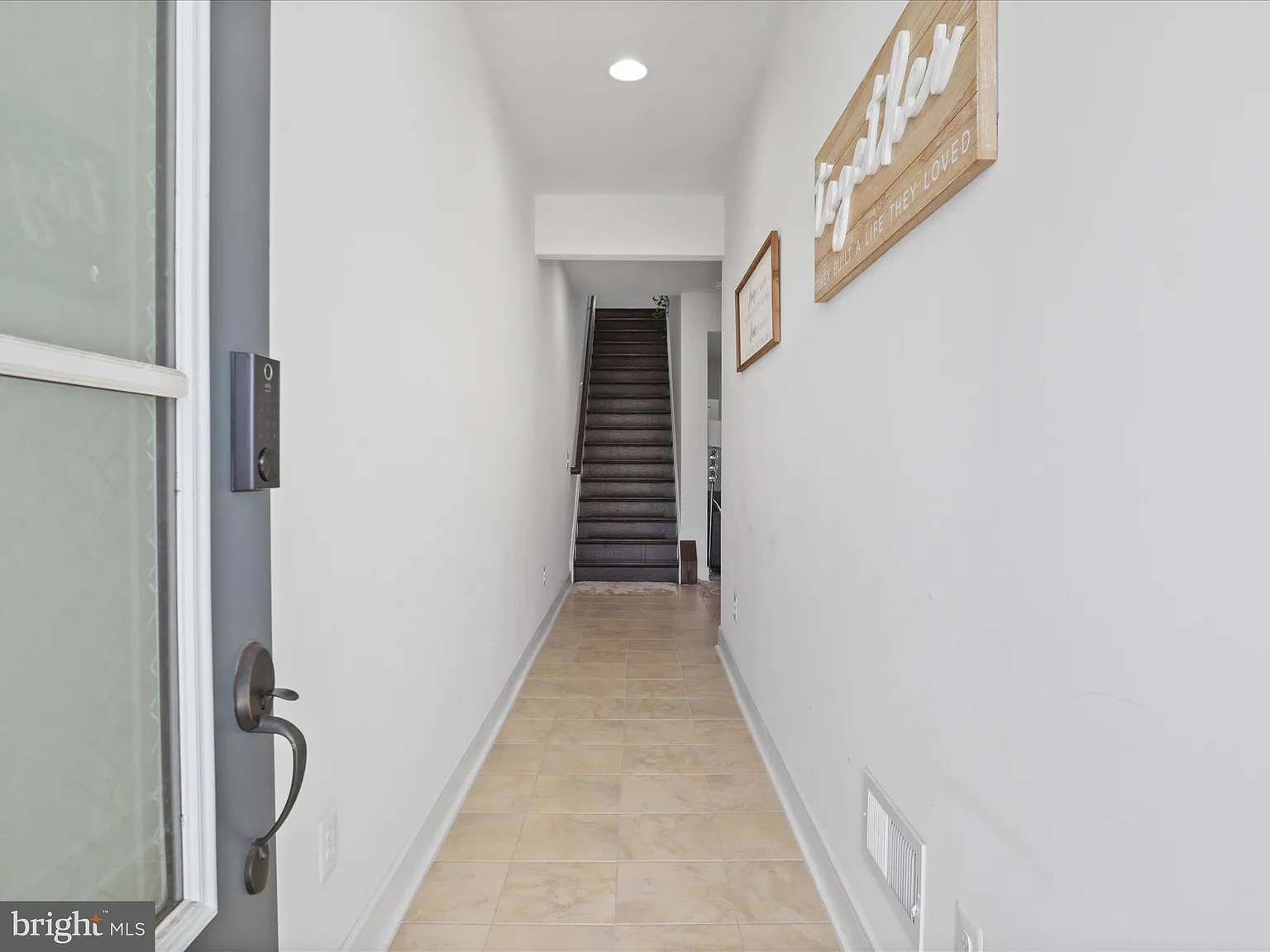 3 bed, 4.0 bath, 2820 sqft, $3,600 — Photo 2