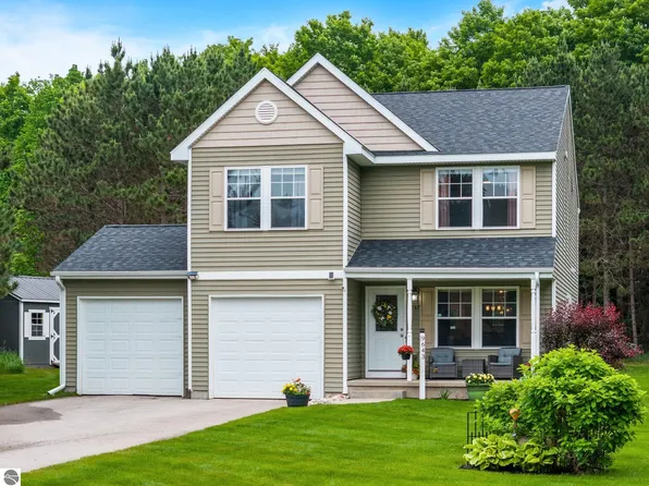 9643 Pattys Ln, Traverse City, MI 49684
