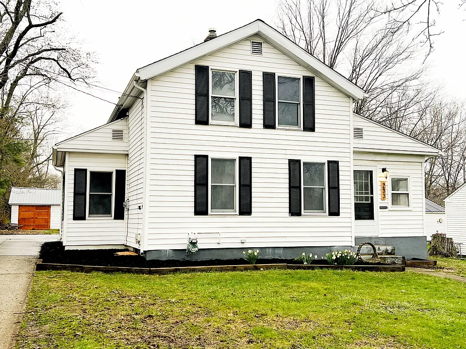 233 W North St