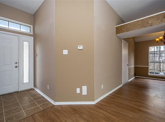 3rd image of 1112 Hyde Park Dr