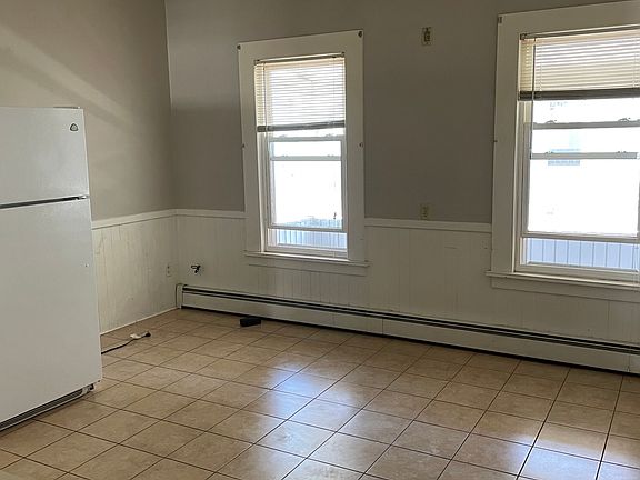 3rd image of 219 Maple St APT 2