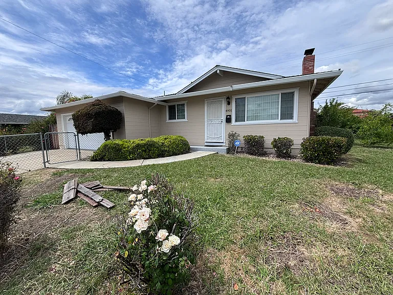 4901 Yellowstone Park Dr — Photo 1