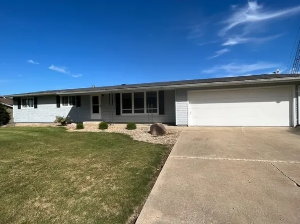 230 E 10th St, Pella, IA 50219