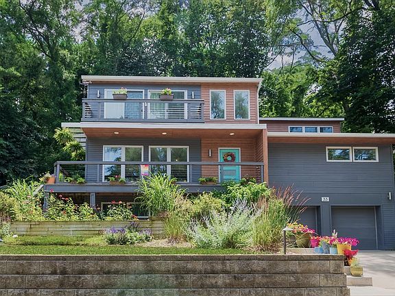 3rd image of 33 Beach Ln